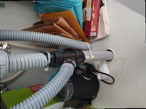 성동구 용답동 하수구막힘 싱크대 배수구 주변과 배관 상태를 확인하는 현장 점검